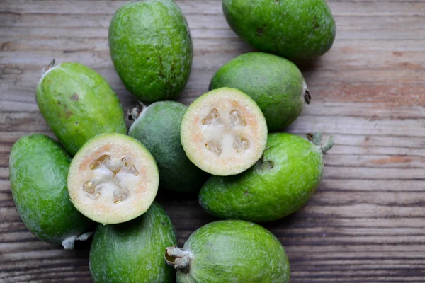 Fruta feijoa verde sobre mesa de madera —  Fotos de Stock