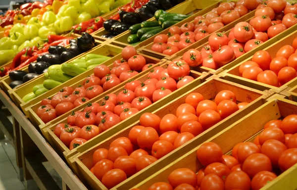 Different tomatoes in grocery store — Stock Photo, Image