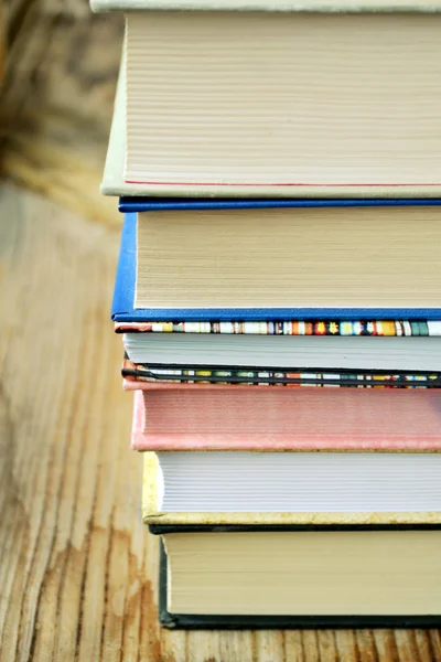 Stos książek na drewniane biurko — Zdjęcie stockowe