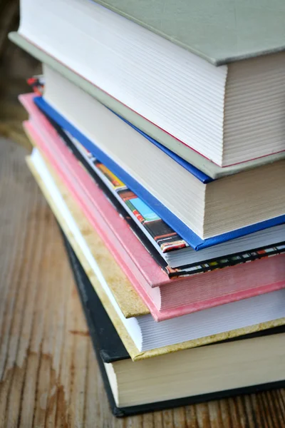 Pile de livres sur bureau en bois — Photo