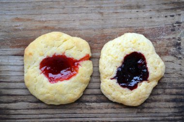 Ahşap masa üzerinde reçelli ev yapımı kurabiye