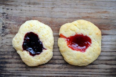 Ahşap masa üzerinde reçelli ev yapımı kurabiye