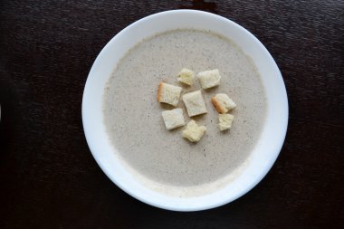 Kremalı mantar çorbası kraker ile