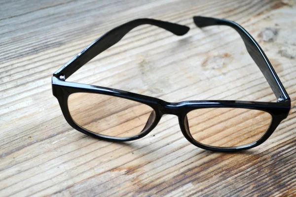 Gafas de lectura vintage negras para computadora en mesa de madera —  Fotos de Stock