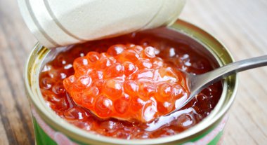 Ahşap masa üzerinde konserve Rus kırmızı havyar