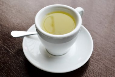 Beyaz bardak bitkisel çay