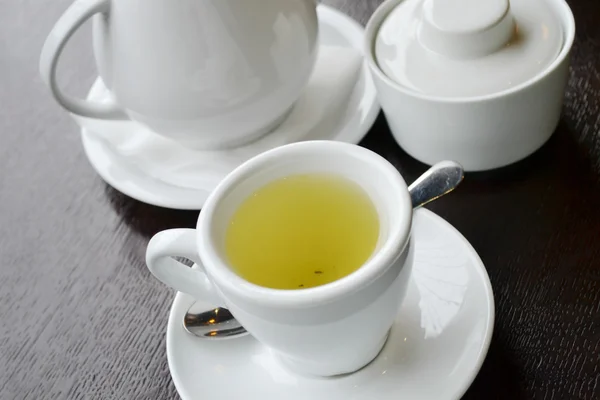 Fehér tea-set, egy csésze gyógyteát — Stock Fotó
