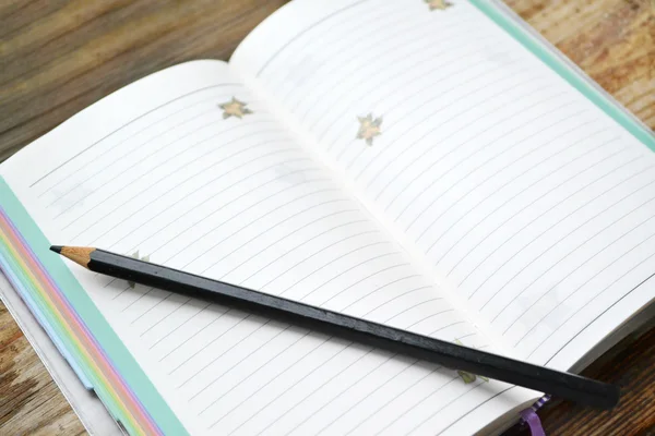 Um planejador diário retro vazio com lápis preto — Fotografia de Stock