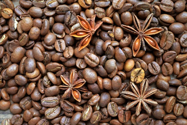 Πικάντικο γλυκάνισο αστέρια σε παρτίδες του φρυγμένους κόκκους καφέ — Φωτογραφία Αρχείου