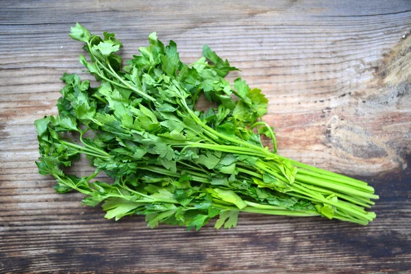 Monte de salsa verde fresca na mesa de madeira — Fotografia de Stock