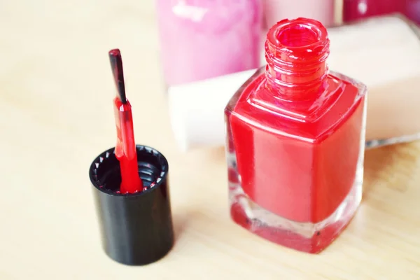 Uma garrafa de unha vermelha polonês closeup — Fotografia de Stock