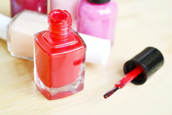 Une bouteille de vernis à ongles rouge gros plan — Photo