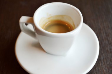 Küçük beyaz fincan espresso kahve