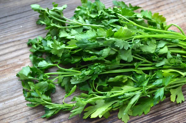 Monte de salsa verde fresca na mesa de madeira — Fotografia de Stock