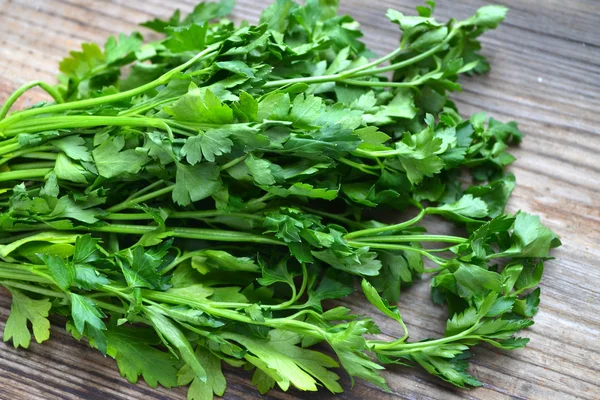 Monte de salsa verde fresca na mesa de madeira — Fotografia de Stock