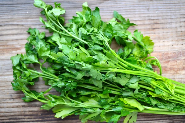 Monte de salsa verde fresca na mesa de madeira — Fotografia de Stock