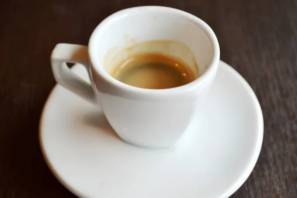 Pequeña taza blanca de café expreso — Foto de Stock