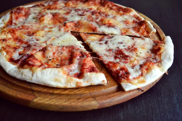 Margherita pizza entière sur assiette en bois — Photo