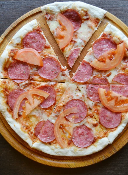 Pizza caliente grande con tomates y salami — Foto de Stock