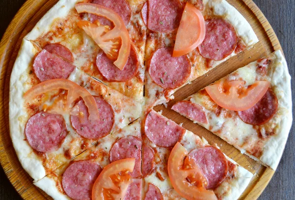 Big hot pizza with tomatoes and salami — Stock Photo, Image