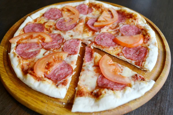 Big hot pizza with tomatoes and salami — Stock Photo, Image