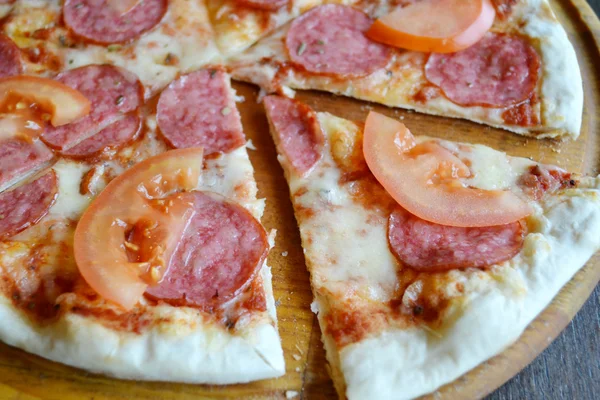 Big hot pizza with tomatoes and salami — Stock Photo, Image