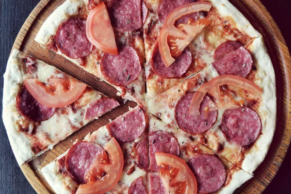 Big hot pizza with tomatoes and salami — Stock Photo, Image