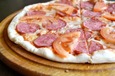 Büyük sıcak pizza domates ve salam