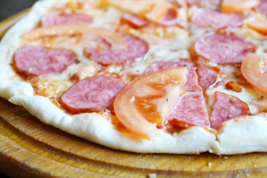 Büyük sıcak pizza domates ve salam