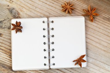 Ahşap masa üzerinde eski kağıt ve anason yıldız ile an boş retro spiral defter