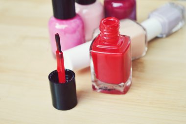 Bir şişe kırmızı oje ile diğer renkli şişe portre