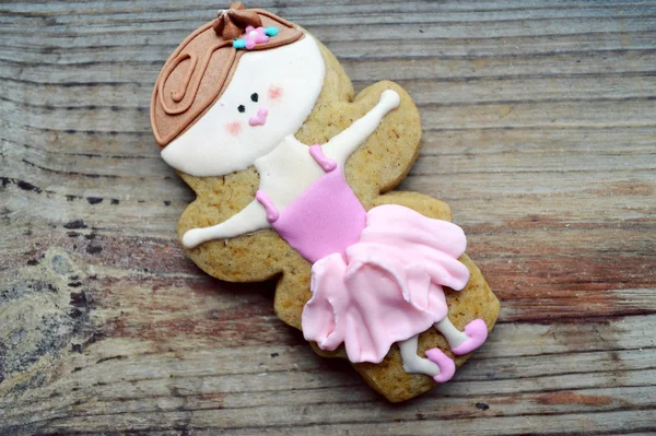 Gingerbread in shape of little cute ballet dancer on wooden table — Stock Photo, Image