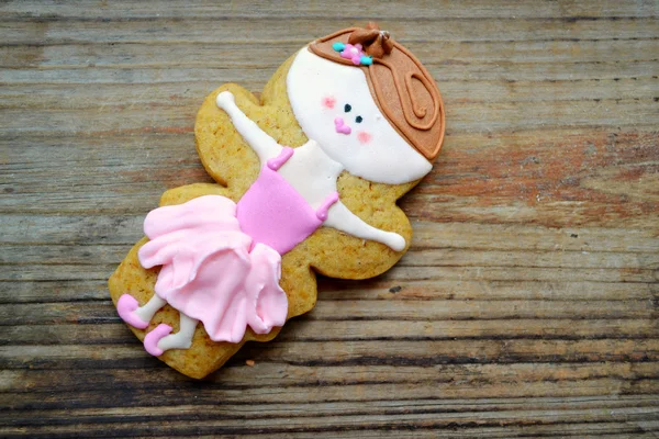 Gingerbread in shape of little cute ballet dancer on wooden table — Stock Photo, Image