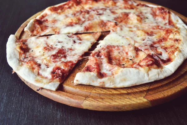 Ganze Pizza Margherita auf Holzteller — Stockfoto