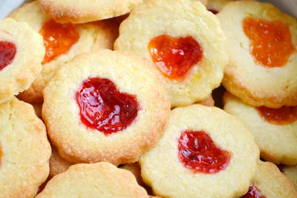 Homemade cookies with heart shaped jam on wooden table — Stock Photo, Image