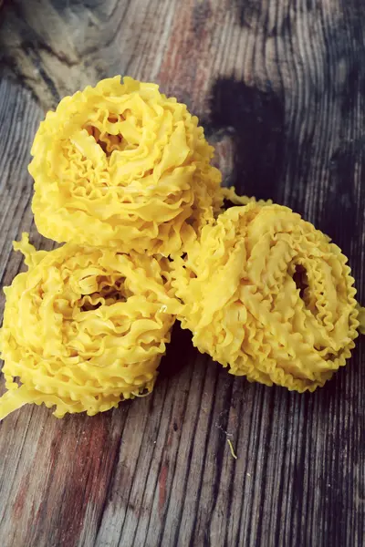 Pasta cruda Reginette (Mafaldine) sobre mesa de madera — Foto de Stock