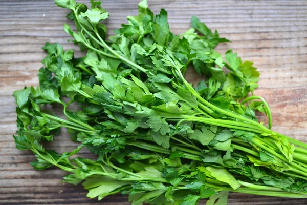 Monte de salsa verde fresca na mesa de madeira — Fotografia de Stock