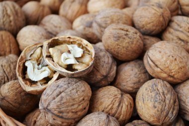 Çok sayıda sağlıklı ceviz kabuklarında