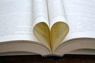 kalp şeklini içine kavisli kitap sayfaları