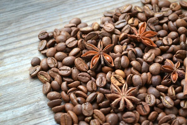 Étoiles d'anis épicées sur beaucoup de grains de café torréfiés — Photo