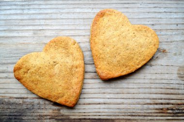 Gingerbread çerezleri ahşap masa üzerinde kalp şeklinde