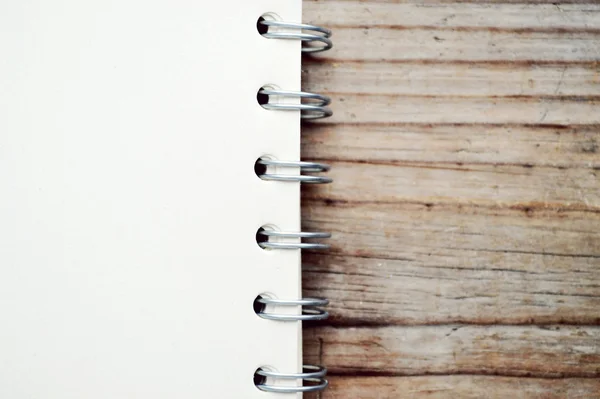 En tom retro spiral notebook med gamla papper — Stockfoto