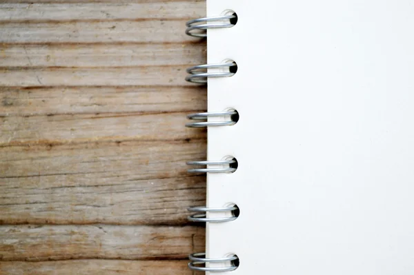 En tom retro spiral notebook med gamla papper — Stockfoto