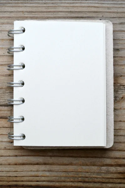 Un cuaderno en espiral retro vacío con papel viejo — Foto de Stock