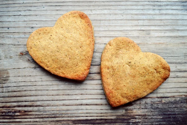 Μελόψωμο cookies στο σχήμα της καρδιάς στο ξύλινο τραπέζι — Φωτογραφία Αρχείου