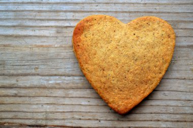 Gingerbread çerezleri ahşap masa üzerinde kalp şeklinde