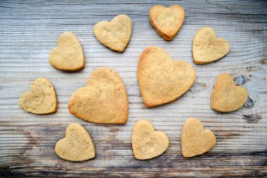 Gingerbread çerezleri ahşap masa üzerinde kalp şeklinde