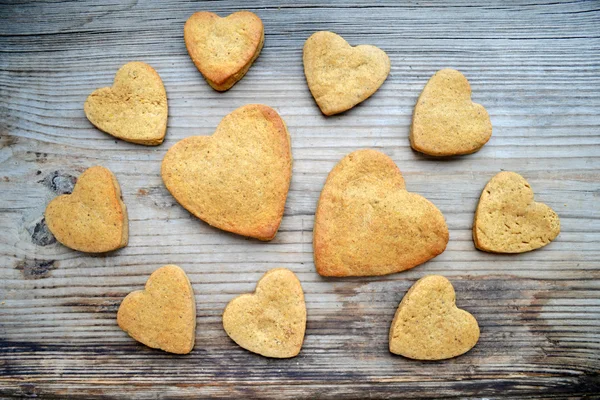 Pepparkakor i form av hjärta på träbord — Stockfoto