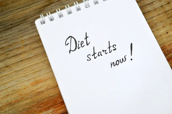 Concetto di dieta con un notebook che dice di iniziare a perdere peso sul tavolo di legno — Foto Stock