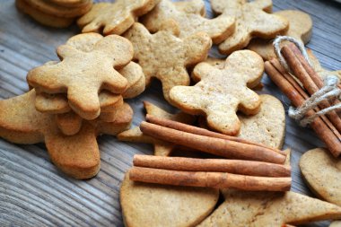 Gingerbread çerezleri içinde kalp, yıldız ve adam ahşap masa üzerinde şekiller